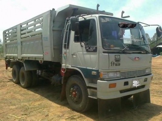 HINO FM 3M 240 HP M10C สิบล้อดั๊มพ์ 2 เพลา กระบะดั๊มพ์เหล็ก 12 ตันของสามมิตรลอนเฉียงสภาพสวยจัดทั้งภายนอกและภายใน มีระบบลากพ่วงครบพร้อมใช้งาน เครื่องแห้งแรงดีไม่มีเยิ้ม ภายในเก๋งคอนโซลสวยครบ แอร์เย็น พวงมาลัยเพาเวอร์ เบรคทริ๊ปฟี้ ช่วงล่างคัชซีสวยมาก ยางสภา