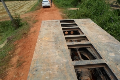 ขายด่วน..รถสิบล้อ ท้ายลาด HINO ZM 303 เครื่อง HINO EK100 รถสวย ใส่แบคโฮ KOMATSU PC200 สบาย ๆ มีทะเบียนครบ.