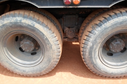 ขายด่วน..รถสิบล้อ ท้ายลาด HINO ZM 303 เครื่อง HINO EK100 รถสวย ใส่แบคโฮ KOMATSU PC200 สบาย ๆ มีทะเบียนครบ.