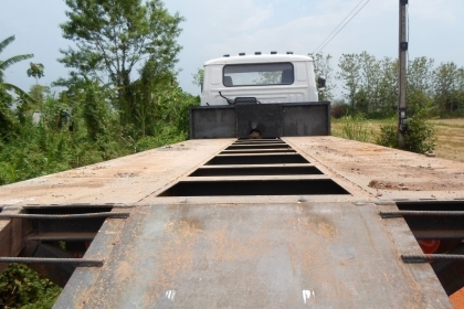 ขายด่วน..รถสิบล้อ ท้ายลาด HINO ZM 303 เครื่อง HINO EK100 รถสวย ใส่แบคโฮ KOMATSU PC200 สบาย ๆ มีทะเบียนครบ.