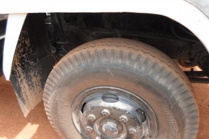 ขายด่วน..รถสิบล้อ ท้ายลาด HINO ZM 303 เครื่อง HINO EK100 รถสวย ใส่แบคโฮ KOMATSU PC200 สบาย ๆ มีทะเบียนครบ.