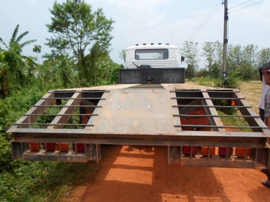 ขายด่วน..รถสิบล้อ ท้ายลาด HINO ZM 303 เครื่อง HINO EK100 รถสวย ใส่แบคโฮ KOMATSU PC200 สบาย ๆ มีทะเบียนครบ.