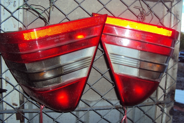 ขายไฟท้ายรถยนต์ มีหลายรุ่นครับ