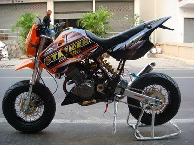 ลดล้าง stock รถ สนามเบอร์ 199 เครื่องสูตร LIFAN 125CC แรงด้วยเครื่องที่มีแรงบิดสูง ยกล้อง่ายๆ เฟรมถักรับแรงกระแทกได้สบาย กระโดดได้ โช็คหน้าหัวกลับ ท่อสูตรแต่ง และล้อ อลูมิเนียม น้ำหนักเบา ขี่ง่ายคล่องตัว โปรโมชั่น สุดท้าย เหลือเพียงไม่กี่คัน อย่ารอช้า 275