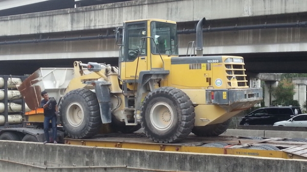 รถตักล้อยาง  WA300-3E-53071  เพิ่งเข้ามาจากญี่ปุ่น  สภาพสวย  ดูรถได้ที่ C.S หลักสี่  โทร.081-373-0559