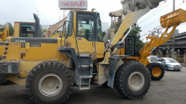 รถตักล้อยาง  WA300-3E-53071  เพิ่งเข้ามาจากญี่ปุ่น  สภาพสวย  ดูรถได้ที่ C.S หลักสี่  โทร.081-373-0559