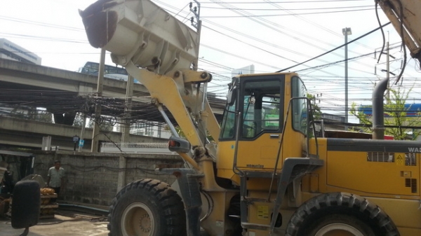 รถตักล้อยาง  WA300-3E-53071  เพิ่งเข้ามาจากญี่ปุ่น  สภาพสวย  ดูรถได้ที่ C.S หลักสี่  โทร.081-373-0559