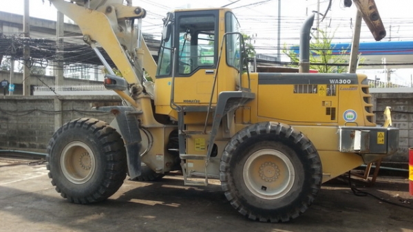 รถตักล้อยาง  WA300-3E-53071  เพิ่งเข้ามาจากญี่ปุ่น  สภาพสวย  ดูรถได้ที่ C.S หลักสี่  โทร.081-373-0559