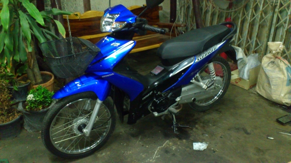 ขาย Honda Wave110i ปี53 สีน้ำเงิน-ดำ เครื่องเดิมเงียบมาก สภาพสวย วิ่งมาแค่11990 โล ผู้หญิงใช้มามือเดียว ไม่เคยชนหรือล้ม เอกสารครบ พร้อมโอน สนใจโทร 0915195549 เดี่ยวโมบาย