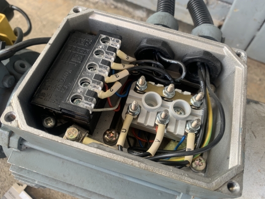 ขายมอเตอร์เกียร์แบบเพลาสวม SEW eurodrive 1HP. 380V Germany อัตราทด 1:20 เพลาออกประมาณ 68 รอบต่อนาที 