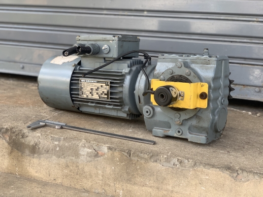ขายมอเตอร์เกียร์แบบเพลาสวม SEW eurodrive 1HP. 380V Germany อัตราทด 1:20 เพลาออกประมาณ 68 รอบต่อนาที 