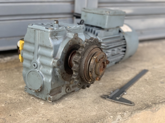 ขายมอเตอร์เกียร์แบบเพลาสวม SEW eurodrive 1HP. 380V Germany อัตราทด 1:20 เพลาออกประมาณ 68 รอบต่อนาที 