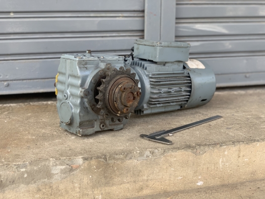 ขายมอเตอร์เกียร์แบบเพลาสวม SEW eurodrive 1HP. 380V Germany อัตราทด 1:20 เพลาออกประมาณ 68 รอบต่อนาที 