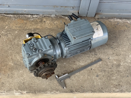 ขายมอเตอร์เกียร์แบบเพลาสวม SEW eurodrive 1HP. 380V Germany อัตราทด 1:20 เพลาออกประมาณ 68 รอบต่อนาที 