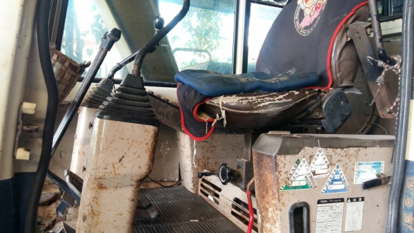 รถขุด KOMATSU PC60L-6 รุ่นใบแทรคพิเศษ สภาพรถพร้อมใช้งาน ราคาต่อรองได้