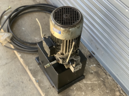 ขายชุดปั๊มน้ำมันไฮโดรลิค Hidroirma ขนาด 4HP. 380V made in Italy มาพร้อมตัวมือโยกคอนโทรล สภาพสวย หมุนนิ่ม พร้อมใช้งาน มีชุดสายไฮโดรลิคมาให้ด้วยครับ ราคา 7,800 บาท