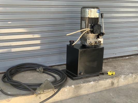 ขายชุดปั๊มน้ำมันไฮโดรลิค Hidroirma ขนาด 4HP. 380V made in Italy มาพร้อมตัวมือโยกคอนโทรล สภาพสวย หมุนนิ่ม พร้อมใช้งาน มีชุดสายไฮโดรลิคมาให้ด้วยครับ ราคา 7,800 บาท