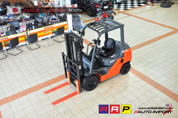 ขายรถโฟล์คลิฟท์มือสอง TOYOTA รุ่น 8FD25-30761 นำเข้าจากประเทศญี่ปุ่น 100\% ไม่เคยใช้งานในไทย