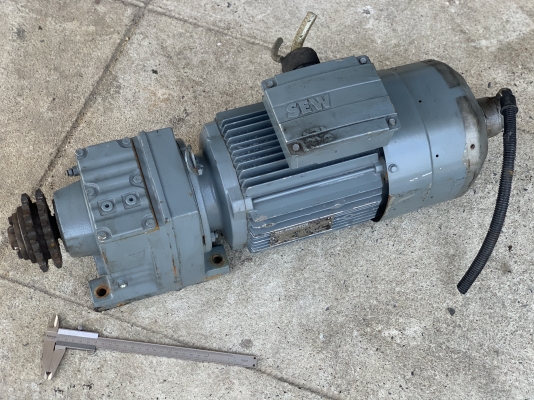 ขายมอเตอร์เกียร์แบบเพลาสวม SEW eurodrive 3HP. 380V made in Germany อัตราทด 1:7.8เพลาออกประมาณ 180 รอบต่อนาที มีระบบเบรคในตัว สภาพสวยใหม่มาก หมุนนิ่ม พร้อมใช้งาน ขายมอเตอร์เกียร์แบบเพลาสวม SEW eurodrive 3HP. 380V made in Germany อัตราทด 1:7.8เพลาออกประมาณ 180 รอบต่อนาที มีระบบเบรคในตัว สภาพสวยใหม่มาก หมุนนิ่ม พร้อมใช้งาน