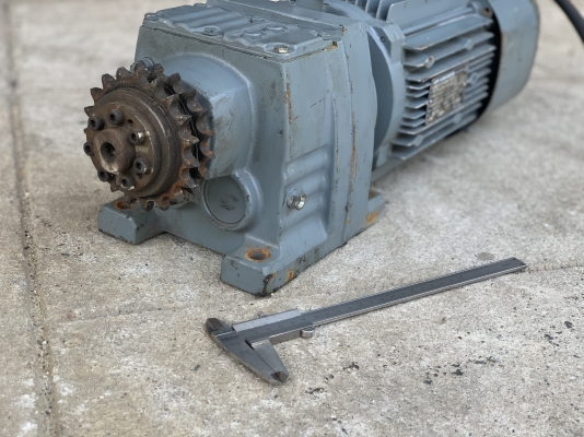ขายมอเตอร์เกียร์แบบเพลาสวม SEW eurodrive 3HP. 380V made in Germany อัตราทด 1:7.8เพลาออกประมาณ 180 รอบต่อนาที มีระบบเบรคในตัว สภาพสวยใหม่มาก หมุนนิ่ม พร้อมใช้งาน ขายมอเตอร์เกียร์แบบเพลาสวม SEW eurodrive 3HP. 380V made in Germany อัตราทด 1:7.8เพลาออกประมาณ 180 รอบต่อนาที มีระบบเบรคในตัว สภาพสวยใหม่มาก หมุนนิ่ม พร้อมใช้งาน