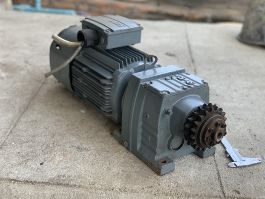 ขายมอเตอร์เกียร์แบบเพลาสวม SEW eurodrive 3HP. 380V made in Germany อัตราทด 1:7.8เพลาออกประมาณ 180 รอบต่อนาที มีระบบเบรคในตัว สภาพสวยใหม่มาก หมุนนิ่ม พร้อมใช้งาน ขายมอเตอร์เกียร์แบบเพลาสวม SEW eurodrive 3HP. 380V made in Germany อัตราทด 1:7.8เพลาออกประมาณ 180 รอบต่อนาที มีระบบเบรคในตัว สภาพสวยใหม่มาก หมุนนิ่ม พร้อมใช้งาน