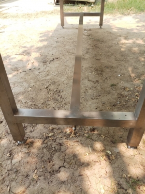 โต๊ะสแตนเลส ขนาด 70x175x75 ซม. มีรูเจาะตามภาพ สแตนเลสหนา สภาพดี ราคาตัวละ 4,500 บาทไม่รวมส่ง มี 1 ตั