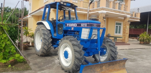 ขายรถไถFORD8210สภาพพร้อมใช้ 2 เพลา