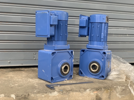 ( เหลือ 1ตัวครับ )ขายมอเตอร์เกียร์แบบเพลาสวม Hyponic drive Sumitomo 0.2Kw. 220V ไฟบ้าน(หายากมากๆครับ) made in Japan ***ของใหม่ไม่เคยใช้งาน***   อัตราทด 1:200 เพลาออกประมาณ 7.5รอบต่อนาที หมุนนิ่ม แรงบิดเยอะ พร้อมใช้งาน มี 2ตัวครับ