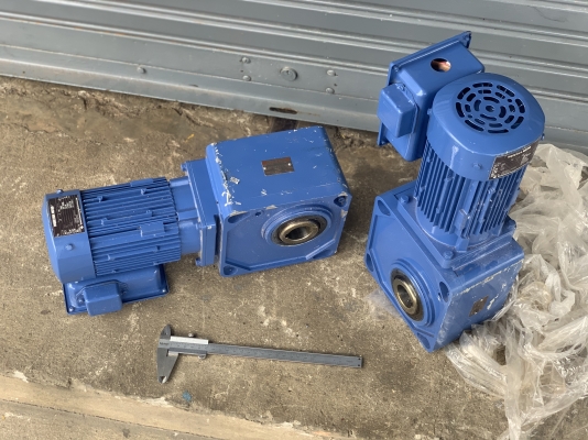 ( เหลือ 1ตัวครับ )ขายมอเตอร์เกียร์แบบเพลาสวม Hyponic drive Sumitomo 0.2Kw. 220V ไฟบ้าน(หายากมากๆครับ) made in Japan ***ของใหม่ไม่เคยใช้งาน***   อัตราทด 1:200 เพลาออกประมาณ 7.5รอบต่อนาที หมุนนิ่ม แรงบิดเยอะ พร้อมใช้งาน มี 2ตัวครับ