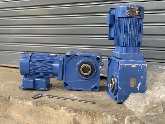 ( เหลือ 1ตัวครับ )ขายมอเตอร์เกียร์แบบเพลาสวม Hyponic drive Sumitomo 0.2Kw. 220V ไฟบ้าน(หายากมากๆครับ) made in Japan ***ของใหม่ไม่เคยใช้งาน***   อัตราทด 1:200 เพลาออกประมาณ 7.5รอบต่อนาที หมุนนิ่ม แรงบิดเยอะ พร้อมใช้งาน มี 2ตัวครับ