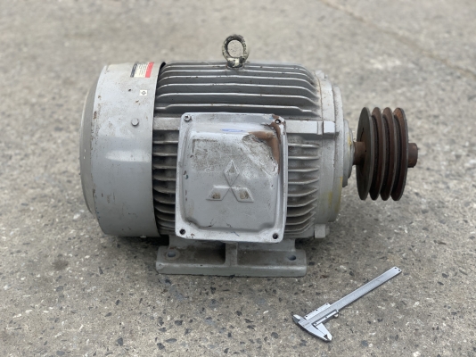 ขายมอเตอร์ไฟฟ้า Mitsubishi 15HP. 1450rpm. 380V สภาพสวยใหม่มาก มีตำหนิฝาบุบเคาะได้ พร้อมใช้งาน
