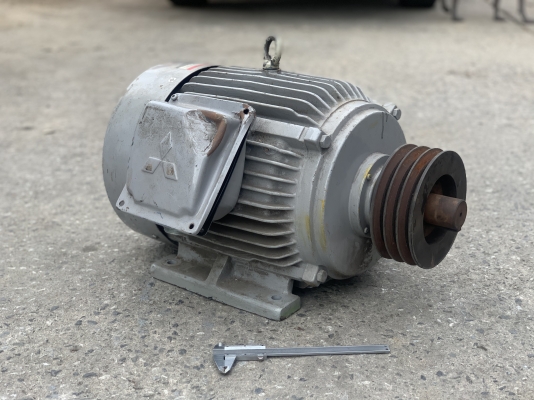 ขายมอเตอร์ไฟฟ้า Mitsubishi 15HP. 1450rpm. 380V สภาพสวยใหม่มาก มีตำหนิฝาบุบเคาะได้ พร้อมใช้งาน