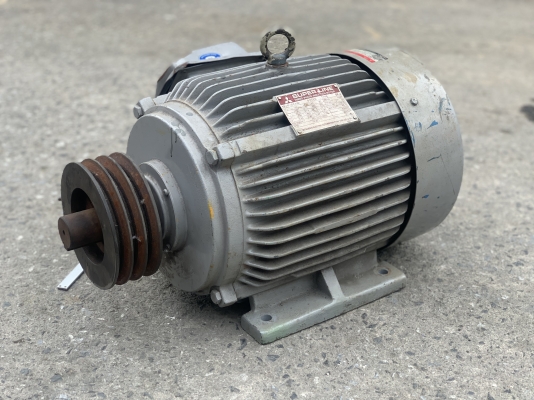 ขายมอเตอร์ไฟฟ้า Mitsubishi 15HP. 1450rpm. 380V สภาพสวยใหม่มาก มีตำหนิฝาบุบเคาะได้ พร้อมใช้งาน