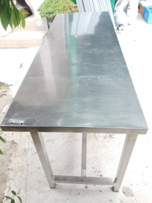 โต๊ะสแตนเลส ขนาด 70&times;200&times;75 ซม. สแตนเลสหนา แข็งแรง มีรูเจาะเล็กๆตรงมุมโต๊ะ แผ่นเรียบสวย ร