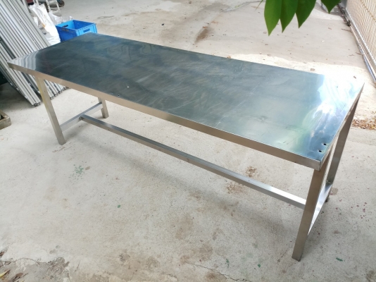 โต๊ะสแตนเลส ขนาด 70&times;200&times;75 ซม. สแตนเลสหนา แข็งแรง มีรูเจาะเล็กๆตรงมุมโต๊ะ แผ่นเรียบสวย ร