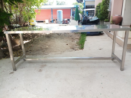โต๊ะสแตนเลส ขนาด 70&times;200&times;75 ซม. สแตนเลสหนา แข็งแรง มีรูเจาะเล็กๆตรงมุมโต๊ะ แผ่นเรียบสวย ร
