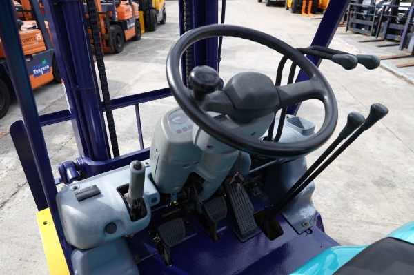 Komatsu FG25C-14 ขนาดยก2.5ตัน เสา3เมตร เบนซิน ออโต้ นำเข้าจากญี่ปุ่น Komatsu FG25C-14 ขนาดยก2.5ตัน เสา3เมตร เบนซิน ออโต้ นำเข้าจากญี่ปุ่น