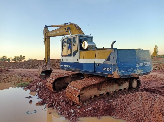 Komatsu pc200-5/ คอนโทรลสั้นตัวเดินฝาจิบ ไฟฟ้าตัด นอกนั้นตามรุ่น ทำงานปกติ