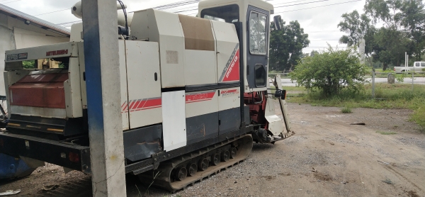 รถเกี่ยวข้าวนวดคอรวง Mitsubishi mc6000 ขนาด 60 แรง ราคา 155,000 บาท ราคาต่อรองได้  สนใจโทร 062 625 0836