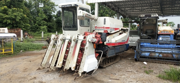 รถเกี่ยวข้าวนวดคอรวง Mitsubishi mc6000 ขนาด 60 แรง ราคา 155,000 บาท ราคาต่อรองได้  สนใจโทร 062 625 0836