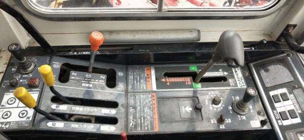 รถเกี่ยวข้าวนวดคอรวง Mitsubishi mc6000 ขนาด 60 แรง ราคา 155,000 บาท ราคาต่อรองได้  สนใจโทร 062 625 0836
