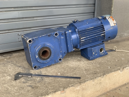 ขายมอเตอร์เกียร์แบบเพลาสวม Hyponic drive Sumitomo 1HP. 380V อัตราทด 1:20 มีระบบเบรคในตัว เพลาออกประมาณ 72 รอบต่อนาที สภาพสวย พร้อมใช้งาน