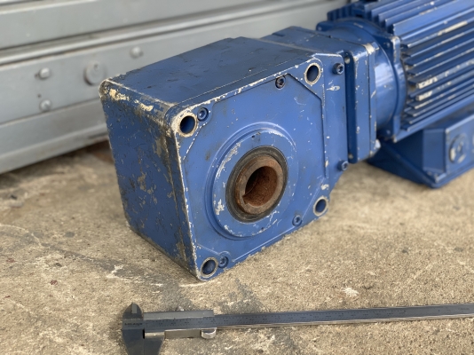 ขายมอเตอร์เกียร์แบบเพลาสวม Hyponic drive Sumitomo 1HP. 380V อัตราทด 1:20 มีระบบเบรคในตัว เพลาออกประมาณ 72 รอบต่อนาที สภาพสวย พร้อมใช้งาน