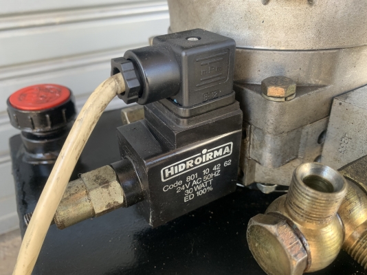 ขายชุดปั๊มน้ำมันไฮโดรลิค Hidroirma ขนาด 4HP. 380V made in Italy มาพร้อมตัวมือโยกคอนโทรล และคอนโทรลไฟฟ้าในตัว สภาพสวย หมุนนิ่ม พร้อมใช้งาน มีชุดสายไฮโดรลิคมาให้ด้วยครับ ราคา 8,000 บาท