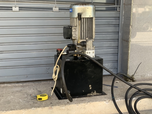 ขายชุดปั๊มน้ำมันไฮโดรลิค Hidroirma ขนาด 4HP. 380V made in Italy มาพร้อมตัวมือโยกคอนโทรล และคอนโทรลไฟฟ้าในตัว สภาพสวย หมุนนิ่ม พร้อมใช้งาน มีชุดสายไฮโดรลิคมาให้ด้วยครับ ราคา 8,000 บาท