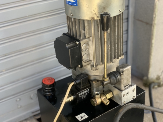 ขายชุดปั๊มน้ำมันไฮโดรลิค Hidroirma ขนาด 4HP. 380V made in Italy มาพร้อมตัวมือโยกคอนโทรล และคอนโทรลไฟฟ้าในตัว สภาพสวย หมุนนิ่ม พร้อมใช้งาน มีชุดสายไฮโดรลิคมาให้ด้วยครับ ราคา 8,000 บาท