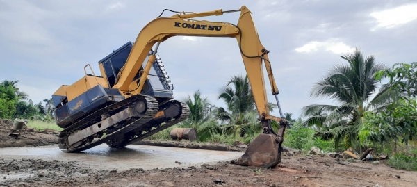 โคมัสสุ Pc 60-5 เครื่องปั๊มเดิมแรงดี ช่วงล่างดี  รถพร้อมใช้ เอกสารซื้อขาย