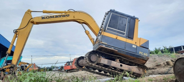 โคมัสสุ Pc 60-5 เครื่องปั๊มเดิมแรงดี ช่วงล่างดี  รถพร้อมใช้ เอกสารซื้อขาย