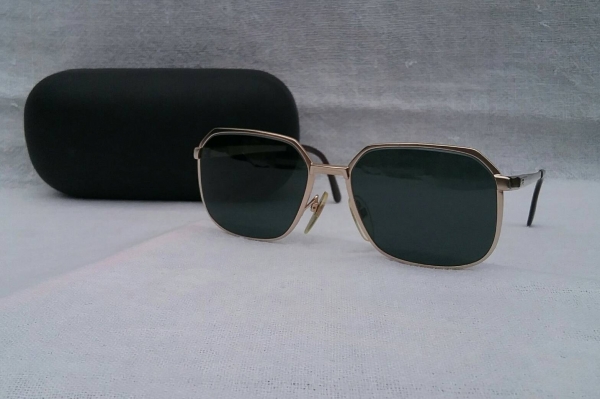 แว่นตาเทพเจ้าของชาวเยอรมันทศวรรษที่ 1990's  'โรเดนสต็อค ไททาเนียม'  เลนส์กระจกคริสตัล 'สีเขียวควันไฟ - สว่าง' บานพับสปริง 'โรดาเฟล็กซ์'  Authentic RODENSTOCK handmade in Germany