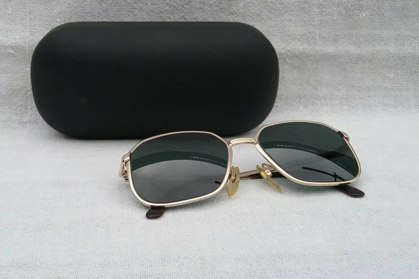 แว่นตาเทพเจ้าของชาวเยอรมันทศวรรษที่ 1990's  'โรเดนสต็อค ไททาเนียม'  เลนส์กระจกคริสตัล 'สีเขียวควันไฟ - สว่าง' บานพับสปริง 'โรดาเฟล็กซ์'  Authentic RODENSTOCK handmade in Germany